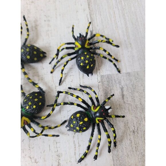Yellow spotted spider tarantula set Halloween decor scary - Picture 3 of 4